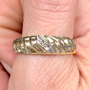 Vintage Estate 10k Yellow Gold Diamond Textured Dome Wedding Band Ring